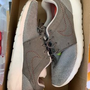 Nike Gray Roshes Womens 8